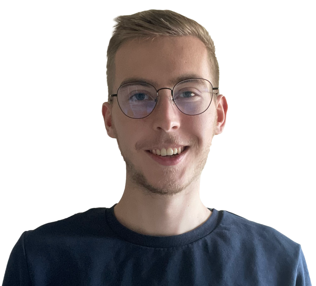 Ein Portrait von einem jungen Mann mit blonden Haar und Brille